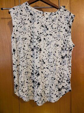 Rose & Olive XL Black and White Floral Sleeveless Blouse